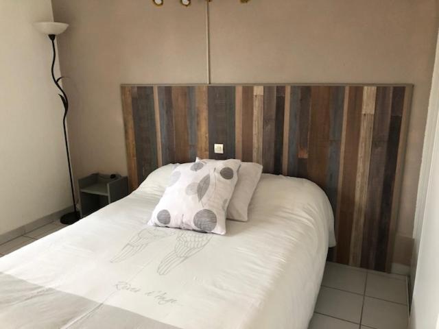 Logis Hotel Le Clos Saint Loup Bram Exterior photo